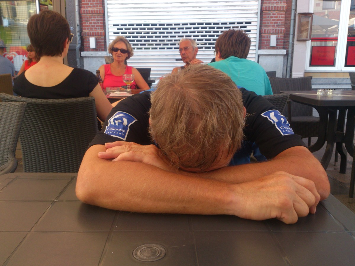 2014-07-23 Haderslev-Paris, 3. etappe i Belgia - I Chimay. Sliten syklist :).