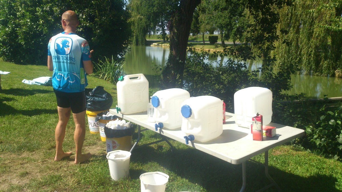 2014-07-25 Haderslev-Paris, 4. etappe i Frankrike - Lunsj i Chèvreville.