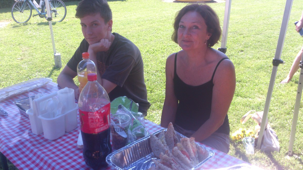 2014-07-25 Haderslev-Paris, 4. etappe i Frankrike - Lunsj i Chèvreville.