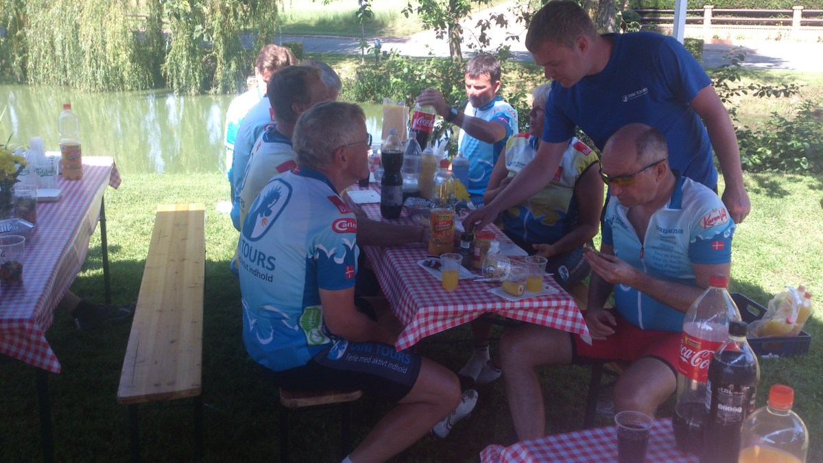 2014-07-25 Haderslev-Paris, 4. etappe i Frankrike - Lunsj i Chèvreville.