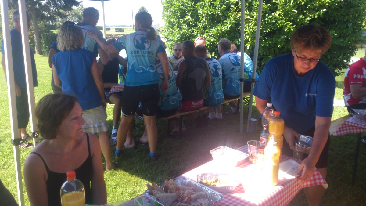 2014-07-25 Haderslev-Paris, 4. etappe i Frankrike - Lunsj i Chèvreville.