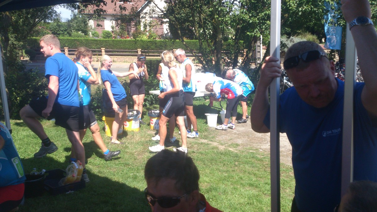 2014-07-25 Haderslev-Paris, 4. etappe i Frankrike - Lunsj i Chèvreville.