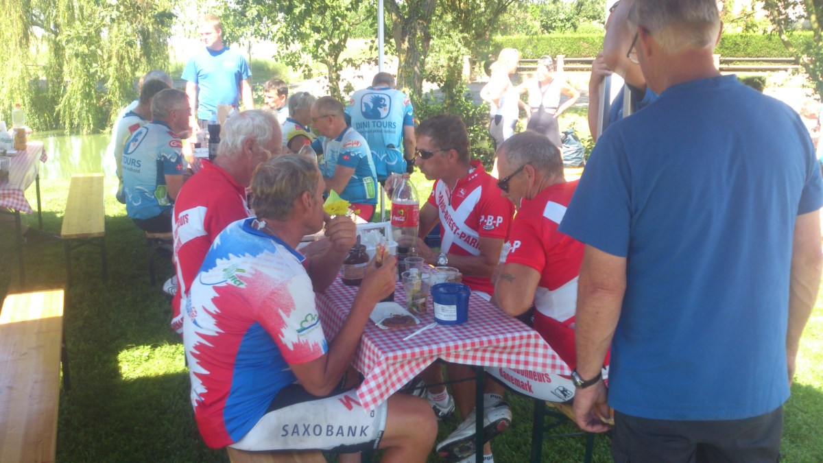 2014-07-25 Paris-Haderslev, 4. etappe i Frankrike - Lunsj i Chèvreville.