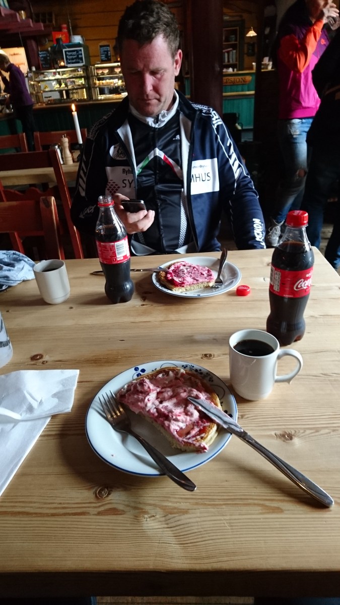 2016-04-16 På Byrkjedalstunet er kaffe og lappe en selvfølge :).