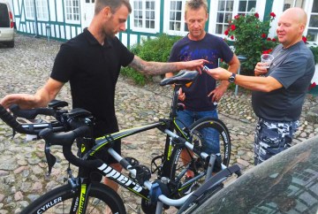 Klaus tryller med sykkelen og snart er den klar for morgendagens ritt.