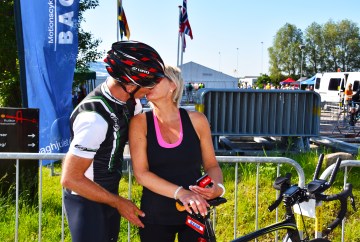 Siste "god tur" ønske fra May-Brit før rittet skytes igang.