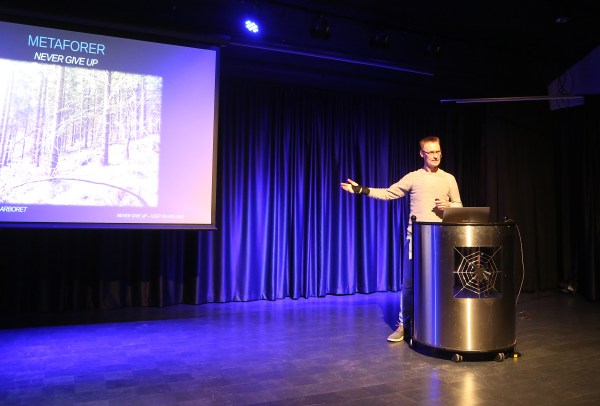 Bilde fra foredraget - Viser et av mine verktøy; en metafor som jeg kaller Never Give Up.